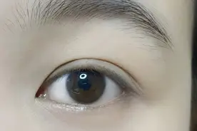 内双肿泡眼福音！教你1招徒手打造双眼皮，眼睛立马变大变有神视频封面