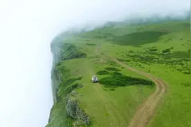 网友驱车探秘“世界边缘”，1200米落差云雾升腾，仿佛世界尽头视频封面