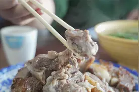 馕坑烤全羊140块/公斤，烤的焦黄的羊脖子配上清汤面，解馋又过瘾视频封面