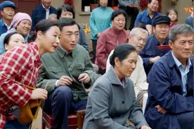 柿柿红 打工仔买回全村第一台电视  全村人都来看 真比过年还热闹视频封面