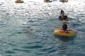 三妹自学游泳，这款泳衣保守且性感，体重120斤的姐妹也可以冲视频封面