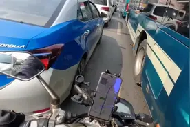 最帅的骑士！山东义警骑摩托为救护车开道，10公里拥堵仅用12分钟视频封面