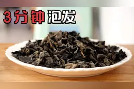 泡木耳别只用清水，老厨师教你不外传的秘诀，3分钟泡发又大又软视频封面