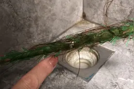下水道总被头发堵塞，教您成本只花几毛钱，头发杂物都清走