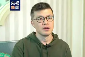 面对暴徒殴打 他带着儿女高唱国歌