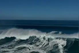 无人机拍美国罕见50英尺高巨浪：摩托艇被抛上天 人们纷纷逃上岸