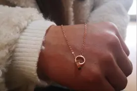 女子拿男友送的彩金项链来变现，知道真相后气的头上要冒烟视频封面
