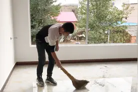 农村小伙家快装修完了，先把房间清理一下，父子俩越清理越恼火视频封面