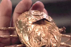 一只嗜血的金虫子，寄生后让人长生不老，过程却比死都难受奇幻片