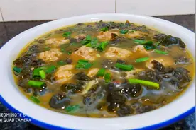 用地木耳做肉丸汤虽然简单但是超级好吃不容错过