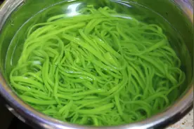 李姐做的菠菜面翠绿筋道不断节，看和面擀面煮面，技巧就是一点点