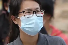 村民认为在自家院子，搭棚不算违建，工作人员：就是不许搭棚