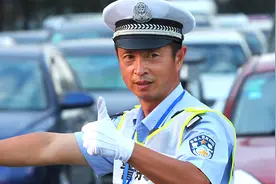 青岛55岁民警李涌牺牲细节公布：为救执法对象不幸从高速护栏摔下视频封面