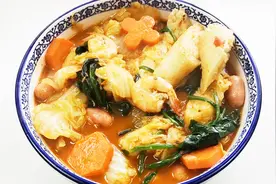 剩米饭的创意做法，搭配火锅食材，味道香辣，一家3口的晚餐