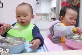 双胞胎自己吃扫光一盘，吃完了还意犹未尽，恨不得舔盘子，俩吃货视频封面