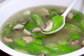 夏天要多吃丝瓜，搭配草菇一起做，汤鲜味美，营养又好吃，真解馋视频封面