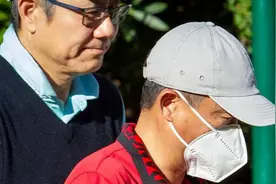 中国富豪马云退休生活引关注：坐13亿元私人游艇，跨国打高尔夫球视频封面