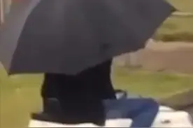 英国麦当劳疫情后开放仅支持开车取餐，于是奇怪的画风出现了...视频封面