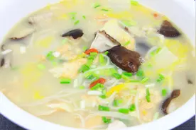 1颗白菜几个香菇，厨师长做的香菇白菜汤清淡鲜美，几分钟出锅