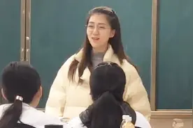 美女教师翻唱一首《我的天空》，太好听了，网友：别人家的老师！