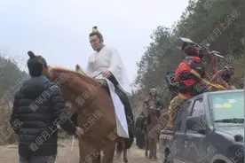 芈月传幕后：方中信不愧是大王扮演者，骑马自己返回视频封面