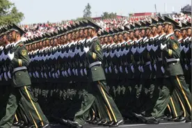 中国抗日战争胜利70周年阅兵式，11个徒步方队出场，这可不是特效