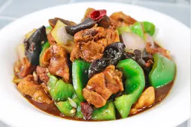 原来黄焖鸡是这样做的，看了大厨的操作，才知道这做法简单又家常