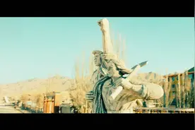 一群不明生物袭击石油小镇.几乎所有人灭亡