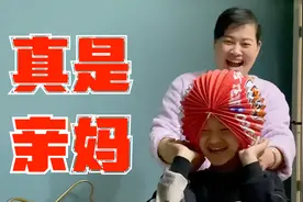 相差15岁的弟弟拆箱礼物，妈妈错把灯笼当帽子，直接戴在弟弟头上视频封面