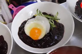 品尝韩国最正宗的炸酱面，面质超筋道，酱香味也非常浓郁！