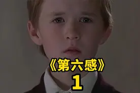 男孩反常的行为，引起别人注意