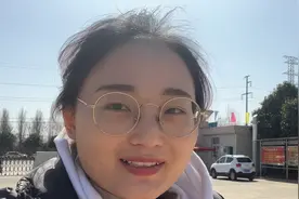 女朋友出差悄悄回来，男友激动的不敢相信，一把抱了起来视频封面