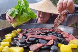 80元买条牛舌头，放火山石上一烤外焦里嫩，一口一个吃着真香视频封面