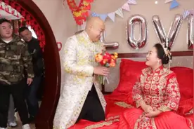 山西35岁二婚女出嫁，几十辆豪车迎亲，二婚搞得比头婚还高调