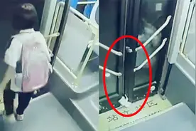 监拍：女学生被公交车门夹手脚拖行20多秒 拼命呼喊被司机无视！视频封面