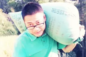 农村小伙收稻谷，用肩扛十几袋，每袋80-100斤，你是否也经历过？