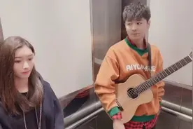 男子电梯深情献唱《红色高跟鞋》，妹子看得一脸痴迷，太好听了