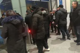 夜里去火车站接人，火车站门口有一群非常热情的人，他们太辛苦了视频封面