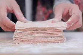 用时8小时将肉锤成纸一样的薄片，然后再包成饺子，味道棒极了视频封面