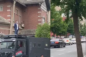 家长开房车送孩子高考，爬上车顶眺望，网友羡慕：裸车将近200万视频封面