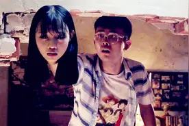 女孩的头卡在墙上，小哥凿开墙救她，却发现她只有头没有身体视频封面