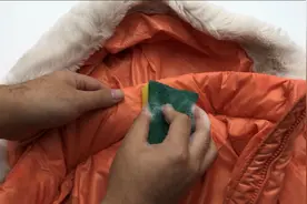 羽绒服领口脏了不要用水洗，教你简单一招，比洗衣店洗的还干净