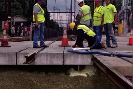 给马路打个针，就能修复混凝土路面，怎么做到的视频封面