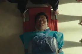 顶级杀手踩到块肥皂 摔倒在浴室 从此命运改变尊严丢走上不归路视频封面