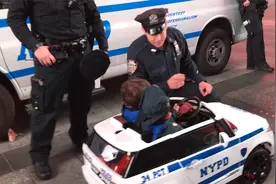 2名纽约警察与2名穿着制服的儿童互动，乘坐纽约警察局的玩具车视频封面