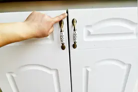 调节橱柜门其实很简单，自己也可轻松操作