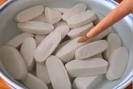 面条懒人做法，家里有面粉就能做，水里一泡，比油条好吃