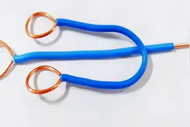 为什么老电工都喜欢把铜线弯成一个“电工环”？作用真大，涨见识