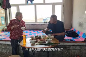 东北爷俩回老家，买了一个新碗柜，今天安装上，看着感觉干净多了视频封面