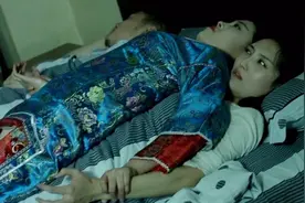 女孩正在睡觉，忽然感觉身体很重，睁开眼，一个清朝女鬼压在身上